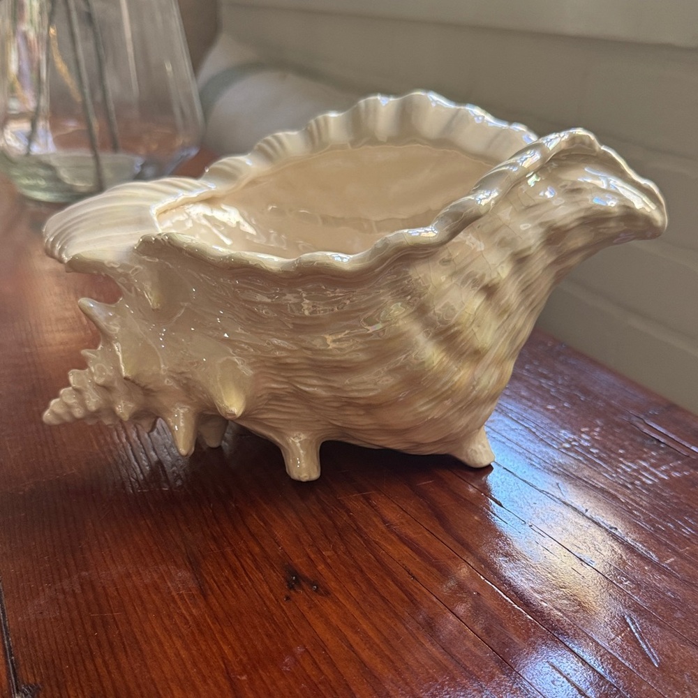 Cream Ceramic Conch Shell Decor irrosecent